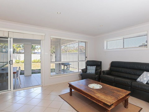 Relax At Pacific', 1/26 Pacific Avenue - Private Duplex With Enclosed Yard - Accommodation Gladstone 3