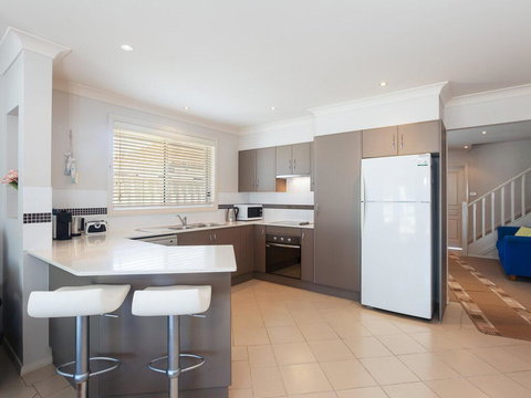 Relax At Pacific', 1/26 Pacific Avenue - Private Duplex With Enclosed Yard - Accommodation Gladstone 2
