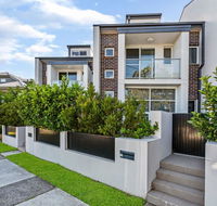 Relax in a Spacious  Modern Townhouse in Asquith - Accommodation Gladstone