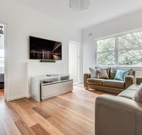 Renovated art deco flat close to city and harbour - Accommodation Gladstone