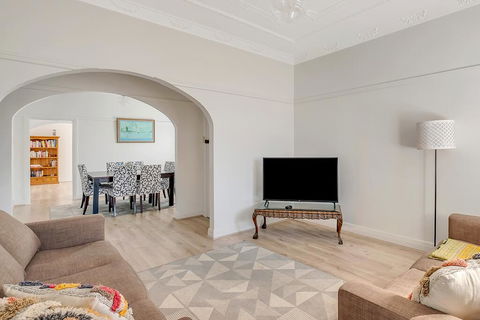 Renovated Brighton Beach Stay Home - Accommodation Gladstone 3