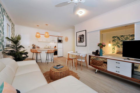 Retro Port Douglas Apartments - Accommodation Gladstone 0