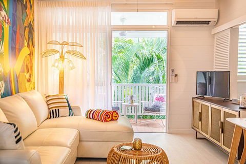 Retro Port Douglas Apartments - Accommodation Gladstone 1