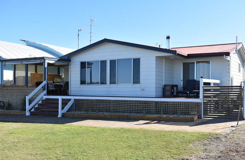 Rising Tide Beach House - Accommodation Gladstone 0