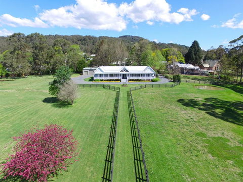 Rivermist - Luxury 6 Bedrooms & 6 Bathrooms! - Accommodation Gladstone 0
