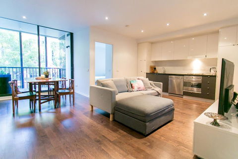 RIVERSIDE RICHMOND LARGE 1 BEDROOM POOLPARKINGNETFLIX - Accommodation Gladstone 0