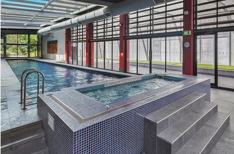 RIVERSIDE RICHMOND LARGE 1 BEDROOM POOLPARKINGNETFLIX - Accommodation Gladstone 2