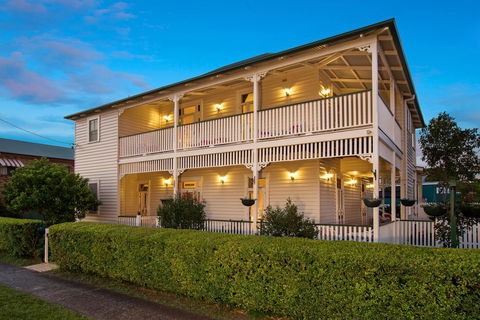 Riversleigh House - Accommodation Gladstone 0