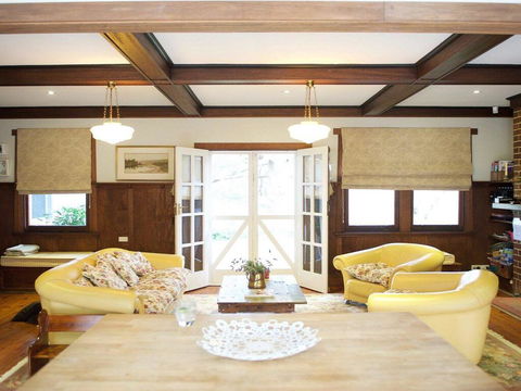 Robin Hill Manor - Rambling Retreat & Tennis Court - Accommodation Gladstone 1