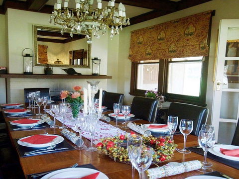Robin Hill Manor - Rambling Retreat & Tennis Court - Accommodation Gladstone 3