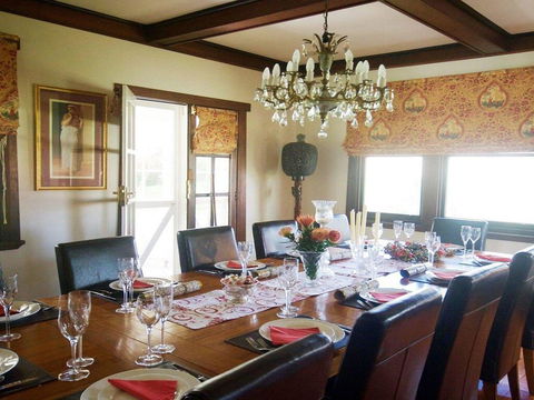 Robin Hill Manor - Rambling Retreat & Tennis Court - Accommodation Gladstone 2