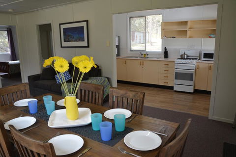 Robinsons Cabin - Accommodation Gladstone 3
