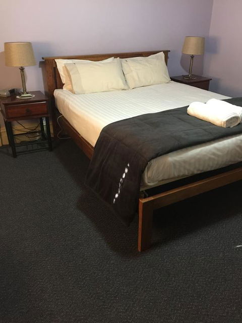 Rochester Wine Tavern - Accommodation Gladstone 0