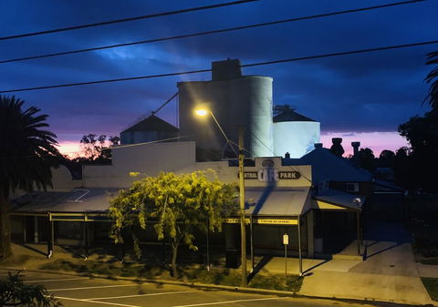 Rochester Wine Tavern - Accommodation Gladstone 2