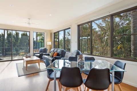 Rolling Waves 1 - Accommodation Gladstone 2