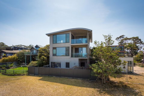 Rolling Waves 3 - Accommodation Gladstone 1