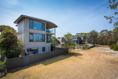 Rolling Waves 3 - Accommodation Gladstone 2
