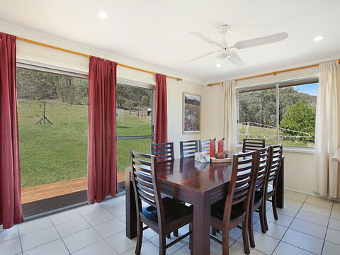 Rosa Estate In Broke - Two 3br House In Walking Distance To Cellar Doors - Accommodation Gladstone 3