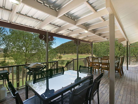 Rosa Estate In Broke - Two 3br House In Walking Distance To Cellar Doors - Accommodation Gladstone 0