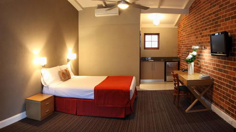 Rose & Crown Hotel - Accommodation Gladstone 1