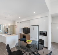 Round About Bulimba - Executive 3BR Bulimba apartment near Oxford St shops and restaurants - Accommodation Gladstone