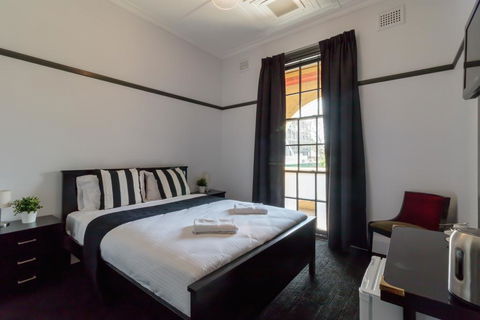 Royal Hotel Ryde - Accommodation Gladstone 0