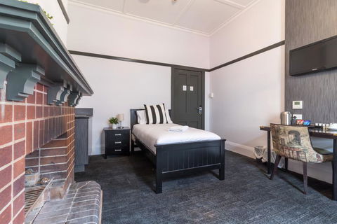 Royal Hotel Ryde - Accommodation Gladstone 1