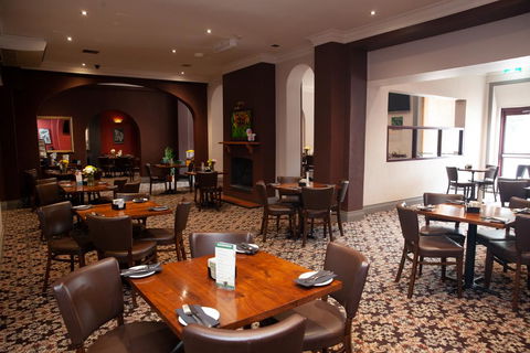 Royal Hotel Singleton - Accommodation Gladstone 1
