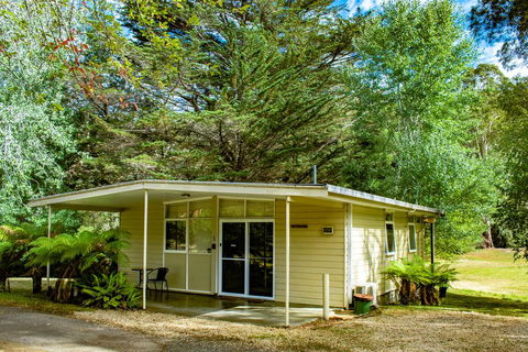 Russell Falls Holiday Cottages - Accommodation Gladstone 0