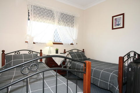 Safety Bay Guest House - Accommodation Gladstone 0