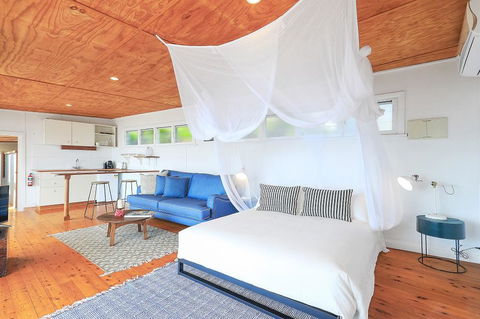 Sail On In Boatshed - Accommodation Gladstone 3