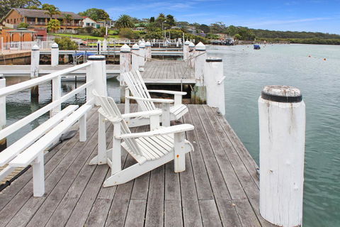 Sail On In Boatshed - Accommodation Gladstone 1