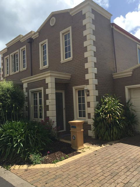 Salt Air On Lochard Place - Accommodation Gladstone 0