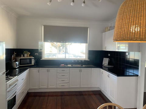 Salty Cottage Northam - Accommodation Gladstone 2