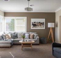 Sampson St Large Stylish CBD Home Sleeps 11 - Accommodation Gladstone