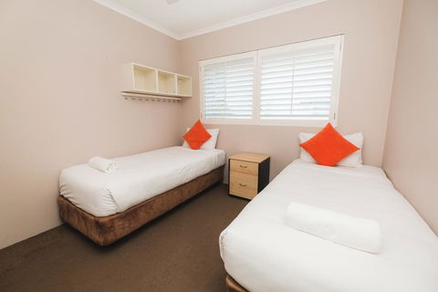 Sanctuary Lake Apartments - Accommodation Gladstone 2