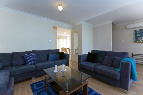 Sandcastles, 2/23 Robinson Street - Accommodation Gladstone 1