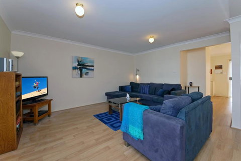 Sandcastles, 2/23 Robinson Street - Accommodation Gladstone 0