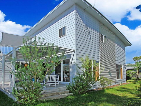 Sandlewood Breeze - Spacious Entertainer - Accommodation Gladstone 0