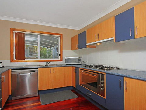 Sandlewood Breeze - Spacious Entertainer - Accommodation Gladstone 1