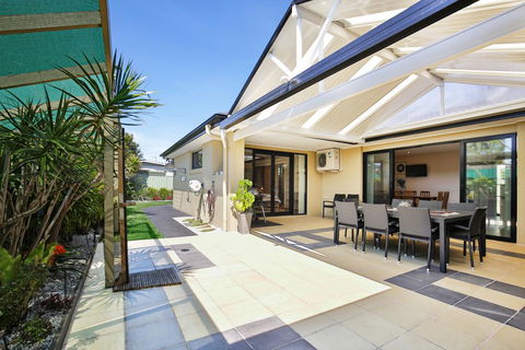 Sandy Bottom - Pet Friendly - 3 Min Walk To Beach - Accommodation Gladstone 0