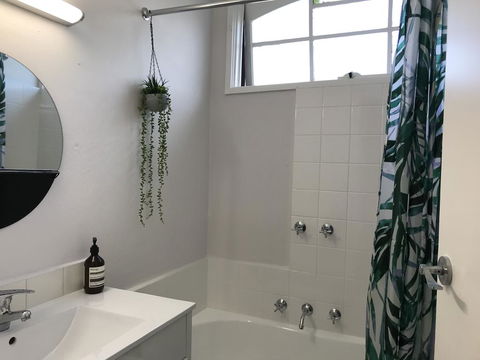 Santa Monica Apartment - Accommodation Gladstone 1