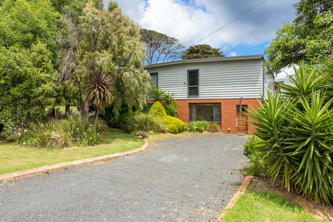 Sany Views: 10min Walk To Beach - Accommodation Gladstone 0