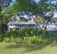 Sapphire Beach Pet Friendly Beach 5 minute walk - Accommodation Gladstone