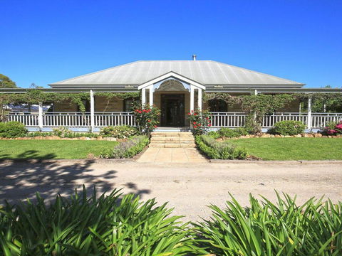 Sarnia - Period Home In Garden Oasis With Pool - Accommodation Gladstone 0