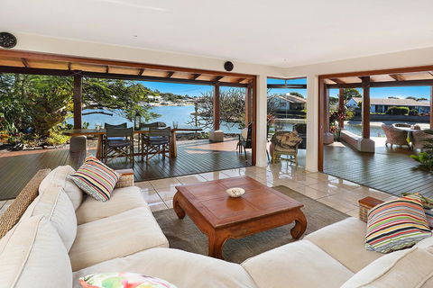 SCHMAN55-WATERFRONT, RESORT-STYLE ENTERTAINER - Accommodation Gladstone 0