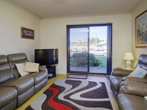 Seabreeze 6 Opposite Bowling Club - Accommodation Gladstone 3