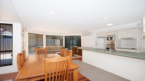 Seachange - Foxtel, Netflix, WiFi - Accommodation Gladstone 2