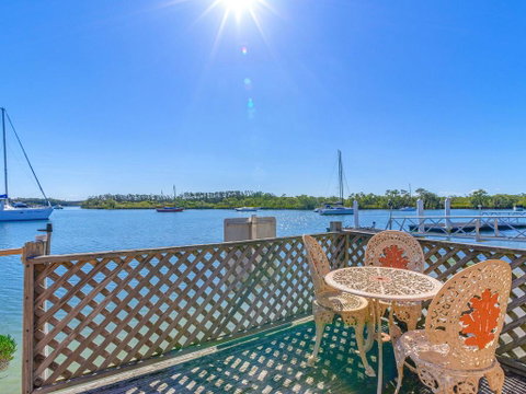 Seachange -Waterfront - Accommodation Gladstone 3