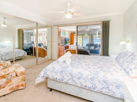 Seachange -Waterfront - Accommodation Gladstone 2
